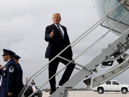 Trump, el domingo al subir al avión presidencial
