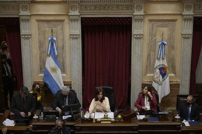 La vicepresidenta de Argentina, Cristina Fernández de Kirchner, preside la sesión del Senado donde se trata el acuerdo con el FMI, este jueves 17 de marzo de 2022,