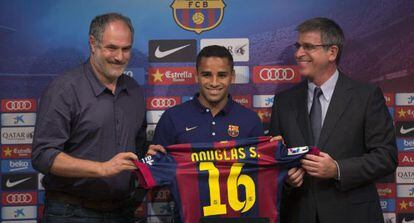 Douglas junto con el vicepresidente Jordi Mestre y a Zubizarreta durante su presentacion.