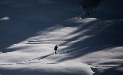 Un esquiador se desliza sobre la nieve cerca de Obermaiselstein (Alemania).