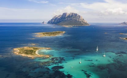 Vista aérea de la isla de Tavolara, al noreste de Cerdeña.