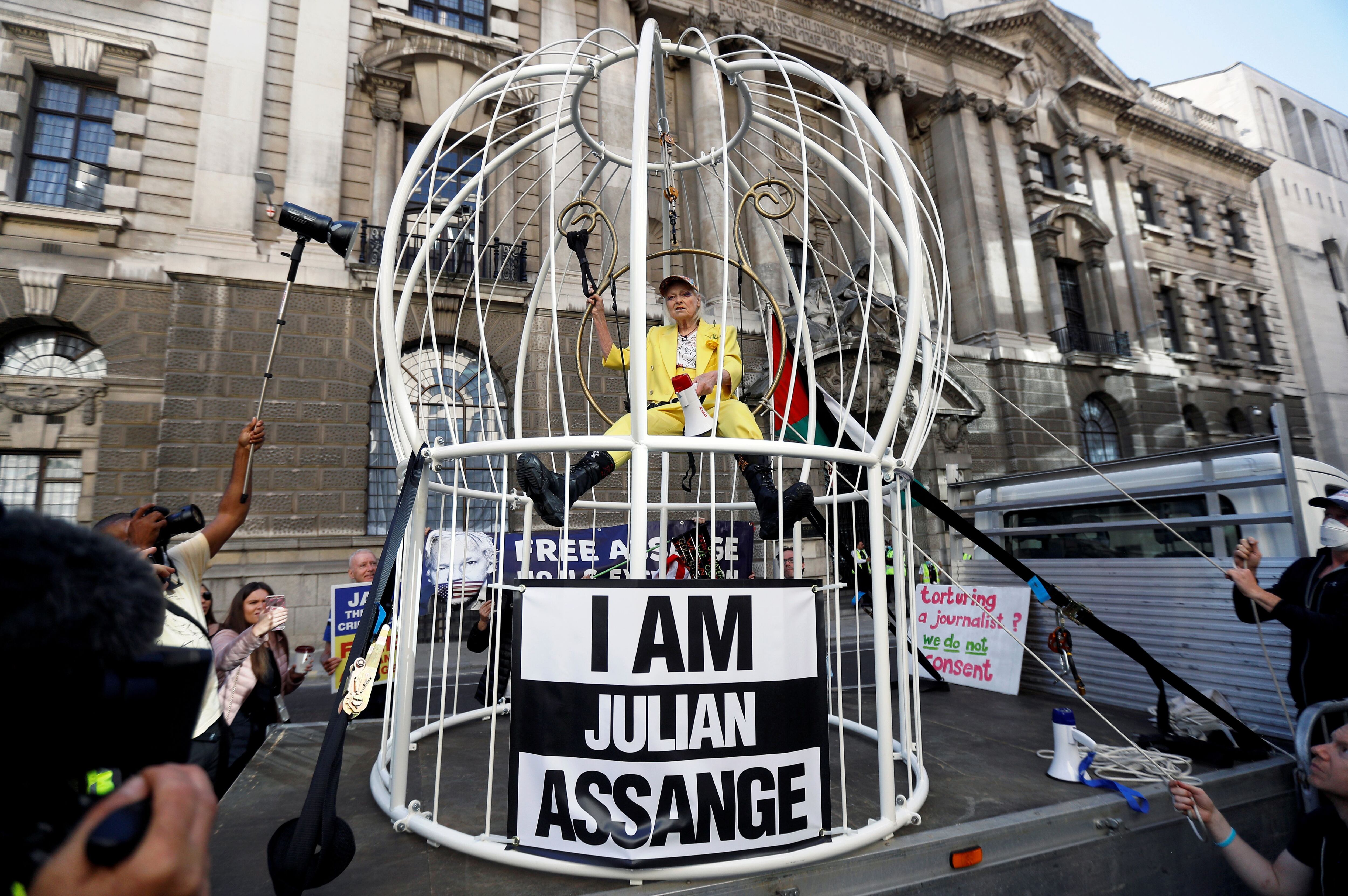 Vivienne Westwood, en el Tribunal Penal Central de Inglaterra y Gales durante una protesta en apoyo a Julian Assange, este martes, en Londres.