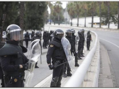 La Guardia Civil desplegada en Cataluña para hacer frente a los disturbios por la huelga independentista.