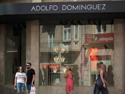 Vista de la tienda de Adolfo Domínguez situada en la céntrica calle Curros Enríquez de Ourense. 