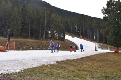 Esquiadores en la estación de La Molina, en Girona en plena temporada muestra una gran escasez de nieve. 