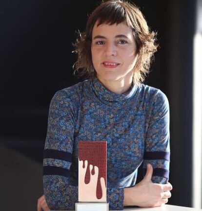 Núria Cadenes, amb el premi Crims de Tinta.