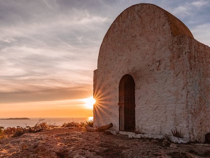 Un atardecer en la capilla de Sa talaia de Sant Antoni (Mallorca).