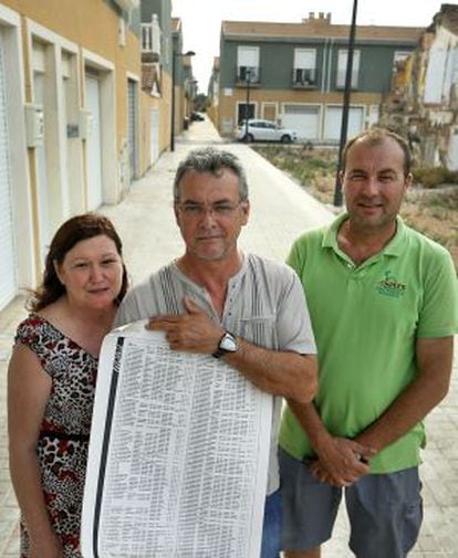 Amparo Tamarit, Francisco Martí y Eduardo Soler, junto a las nuevas casas en La Punta.