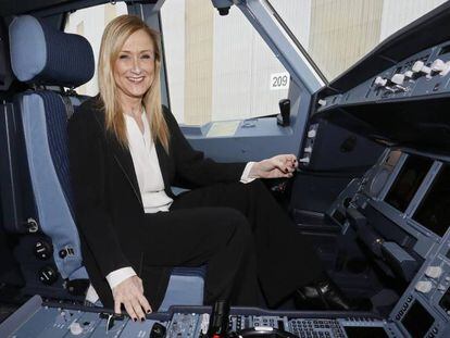 Cristina Cifuentes, hoy en la cabina de un nuevo avi&oacute;n Airbus de Iberia en la zona industrial del aeropuerto de Barajas.