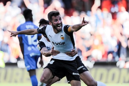 Jose Luis Gayà celebra el 2-2 del Valencia ante el Mallorca.