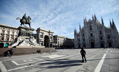 Plaza del Duomo en Milán, hoy, vacía ante las restricciones del Gobierno italiano.
