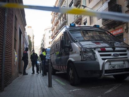 Operación de los Mossos y la Guardia Urbana en un narcopiso del Raval.