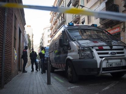 Operación de los Mossos y la Guardia Urbana en un narcopiso del Raval.
 