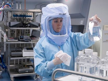 Una empleada de Biontech simula los pasos finales en la producción de la vacuna Corona en Marburg (Alemania).