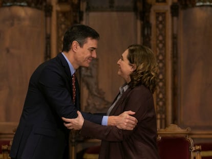 El presidente del Gobierno, Pedro Sánchez y la alcaldesa de Barcelona, Ada Colau, en 2020.