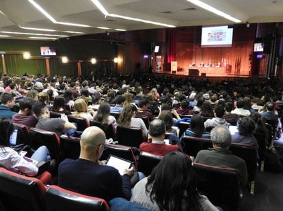 Auditorio lleno durante la conferencia de Jeffrey Sachs.