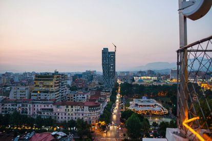 Vista del centro de Tirana con el rascacielos en obras detrás del cual se encuentra la Casa de las Hojas.