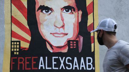 Un hombre camina frente a un mural en apoyo a Alex Saab en Caracas, Venezuela, en septiembre pasado.