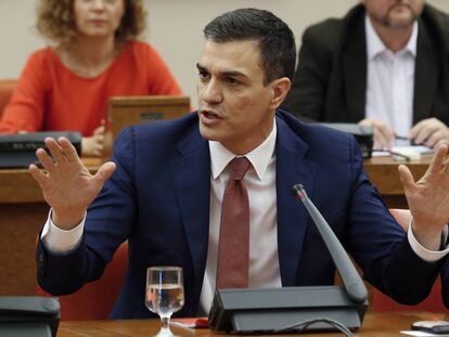 Pedro S&aacute;nchez, secretario general del PSOE, ayer durante la reuni&oacute;n de su grupo parlamentario en el Congreso.