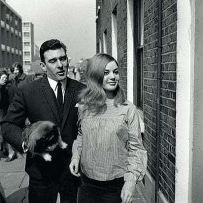 Reggie y su por entonces prometida, Frances, vuelven felices a casa una tarde de 1967 después de que Kray fuera absuelto en un juicio por amenazas.