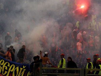 Los aficionados del CSKA encienden bengalas en el Estadio Olímpico de la Roma.