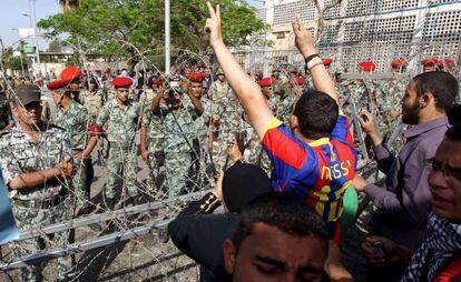 Varios j&oacute;venes se manifiestan contra la Junta Militar ante el Ministerio de Defensa de El Cairo.