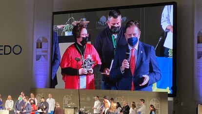 Silvia Peláez y Paco Romero en el momento del primer premio de la 33ª edición del World Cheese Awards. J.C. CAPEL