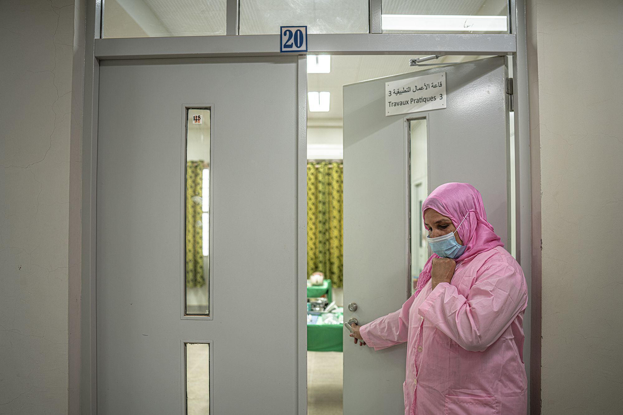 Una estudiante entra en la sala de prácticas de la Escuela de Salud Pública de Nuakchot —la capital y ciudad más poblada de Mauritania—, donde se capacita sobre salud materna, neonatal e infantil, y salud sexual y reproductiva. Cada vez son más las mujeres que acceden a esta formación. 