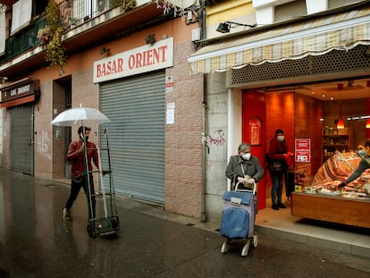 Comercios cerrados en L'Hospitalet de Llobregat (Barcelona) durante esta tercera ola de covid.