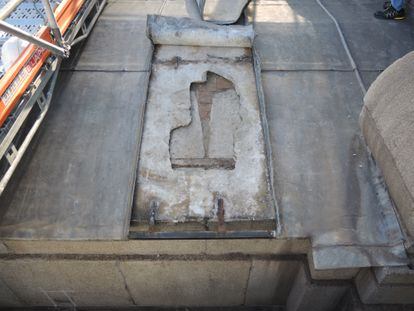 Desperfectos bajo la cubierta superior de plomo de la Puerta de Alcalá, provocados por la acumulación de agua.