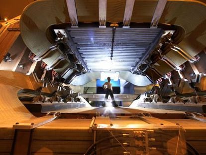 Un operario examina el experimento LHCb