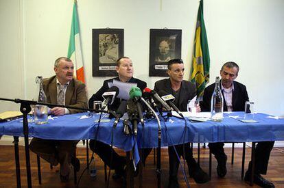 Miembros del Ejército Irlandés de Liberación Nacional (INLA) participan en una rueda de prensa hoy en Belfast