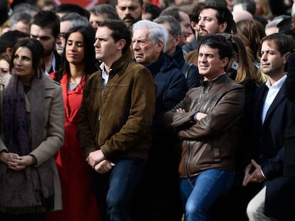 Manuel Valls (derecha) junto a Albert Rivera en la manifestación en Colón.