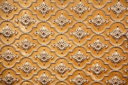 Detalle de una fachada esgrafiada del palacio de Chowmahalla, la opulenta residencia de los soberanos de Hyderabad, inspirada Hyderabad en el palacio del sah, en Teherán.