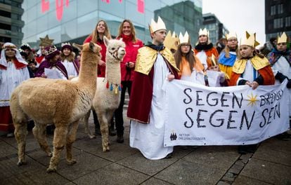 Niños en Stuttgart (Alemania) celebran la Navidad vestidos de reyes magos, una prueba de que la tradición no pertenece solo a España.