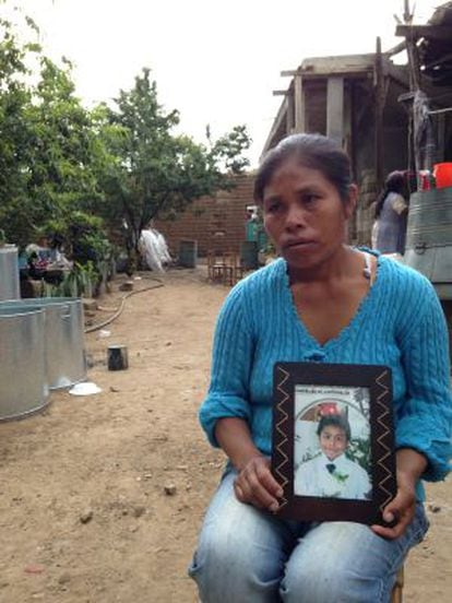 Elia Tamayo sostiene el retrato de su hijo José Luis, fallecido en los enfrentamientos del 9 de julio