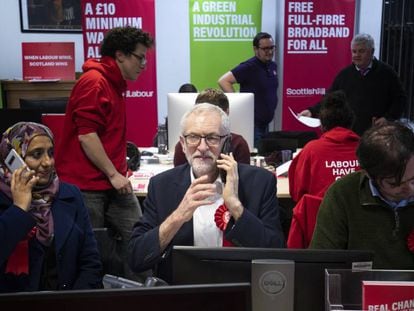 El líder laborista Jeremy Corbyn junto a militantes del partido laboral de Escocia en las oficinas de Glasgow. 