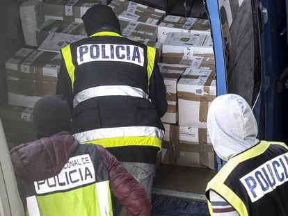 La Polic&iacute;a Nacional registra una furgoneta con documentos que los Mossos llevaban a incinerar el pasado octubre