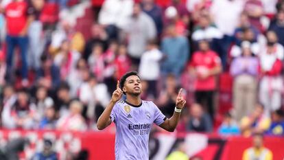 Rodrygo celebra su primer gol al Sevilla.