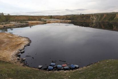 Laguna con el agua contaminada en Arganda del Rey.