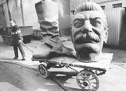Un empleado del Estado retira en Hungría lo que queda de una estatua del camarada Stalin.