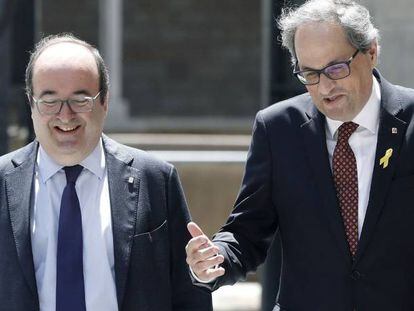 El presidente de la Generalitat, Quim Torra (d), ha iniciado su ronda de contactos con l&iacute;deres parlamentarios con una reuni&oacute;n con el primer secretario del PSC, Miquel Iceta, (i).