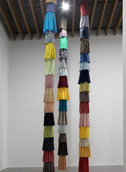 <i>Columna de faldas</i> (2003), de Ulrike Kessl.