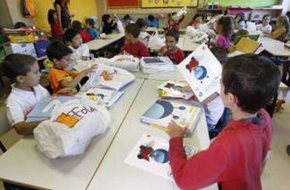 Escolares preparan sus libros el primer dia de colegio.