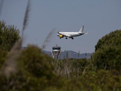 Un avión se aproxima a la pista del aeropuerto de El Prat sobrevolando una zona protegida.