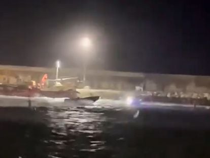 Captura de un vídeo difundido en redes sociales con la embestida de narcolanchas contra una embarcación de la Guardia Civil, el viernes en Barbate (Cádiz).