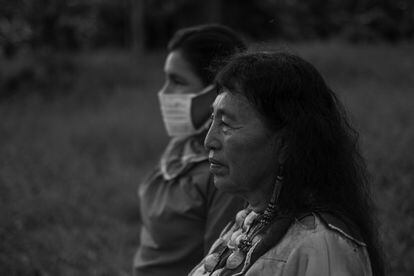 Rosa Silvano Barbarán (61) y su hija Luzmery Buenapico Silvano (30) observan su comunidad nativa, Calleria, donde han vivido toda su vida. Durante la crisis sanitaria enfermaron de covid-19, pero sobrevivieron. El Gobierno peruano nunca llegó con medicinas.