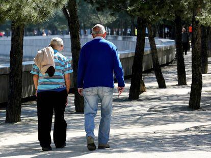 Dos jubilados pasean por la zona de Madrid Río.
