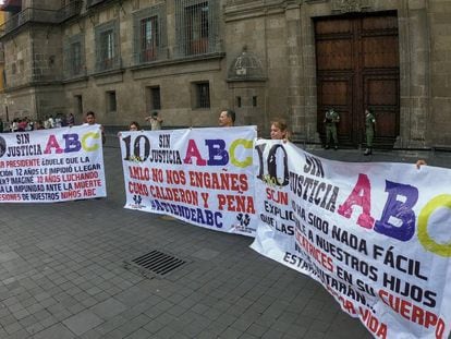 Familiares de la víctimas de la Guardería ABC durante una protesta ante Palacio Nacional.