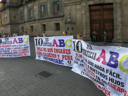 Familiares de la víctimas de la Guardería ABC durante una protesta ante Palacio Nacional.